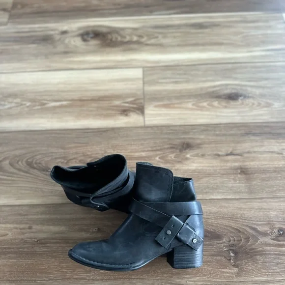 UGG womens Elysian leather black ankle heel boots size 6.5 - Picture 6 of 6